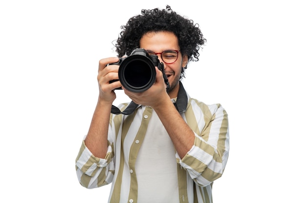 homem sorridente ou fotógrafo com câmera digital