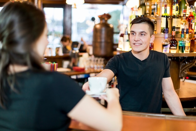 Foto homem sorridente, servindo, chá, para, mulher