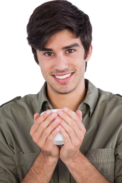 Homem sorridente tomando um café