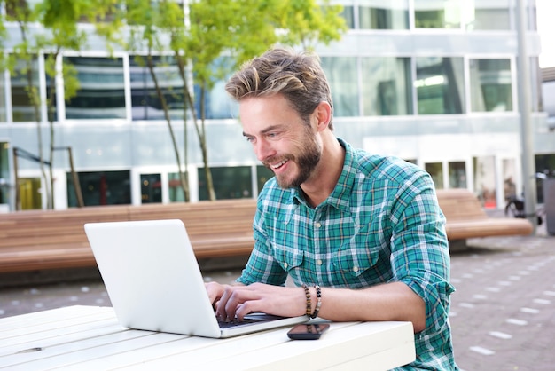 Homem sorridente, trabalhar, laptop, ao ar livre