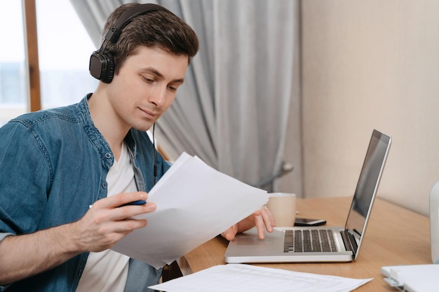 Foto homem sorridente usando laptop para estudo online