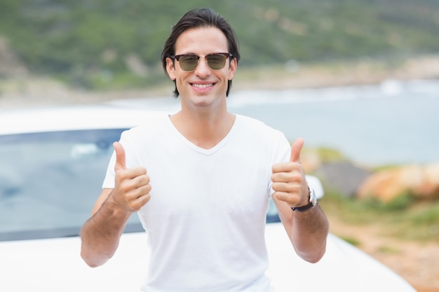 Homem, sorrindo, câmera