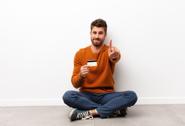 Foto homem sorrindo com orgulho e confiança fazendo pose número um triunfante, sentindo-se como um líder