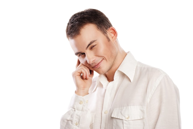 Homem sorrindo e falando ao telefone isolado