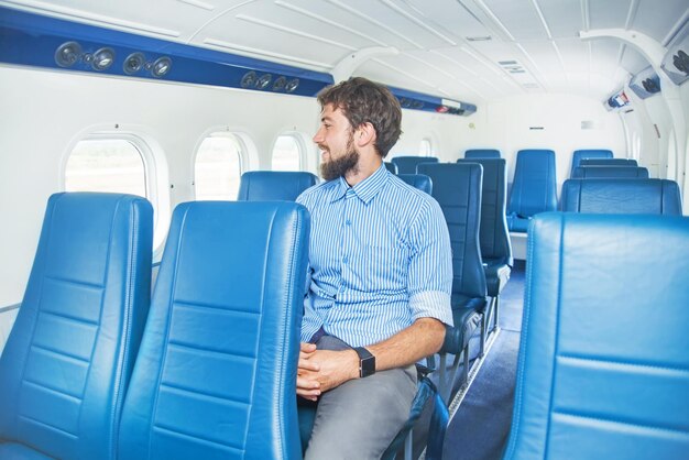 Foto homem sozinho no avião