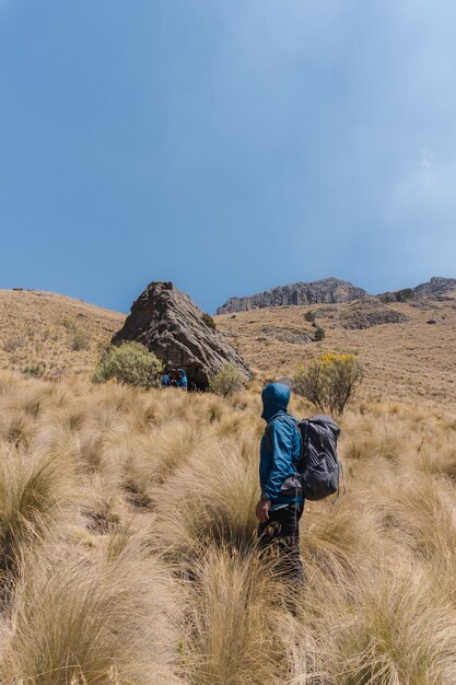 Homem subindo a montanha no méxico