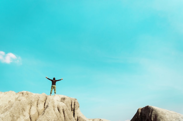 Homem subir as mãos até o céu sentir liberdade com espaço de cópia do céu azul.