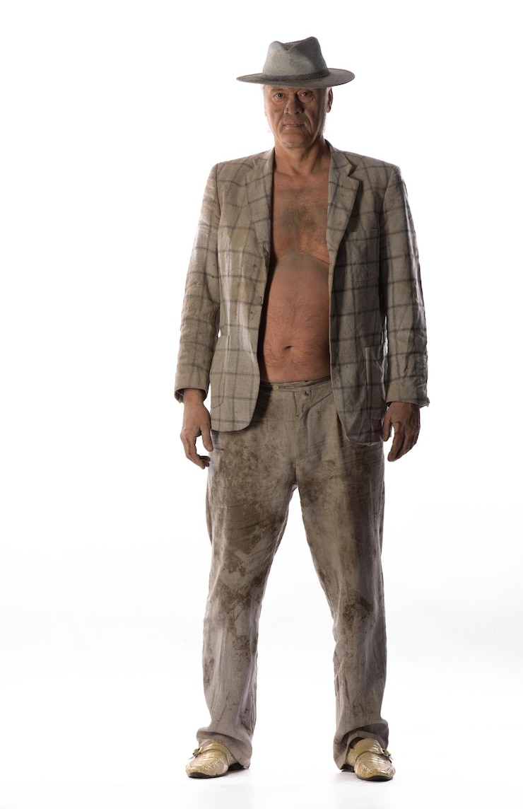 Foto homem sujo empresário de terno branco sujo em fundo branco