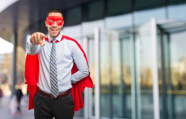 Homem super super engraçado rindo de você