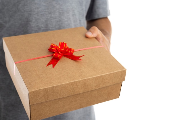 Homem surpreendendo sua namorada com uma caixa de presente do Dia dos Namorados