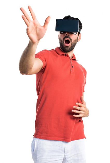 Homem surpreendido usando óculos vr