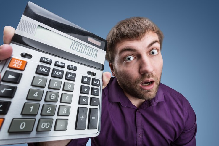 Foto homem surpreso com calculadora