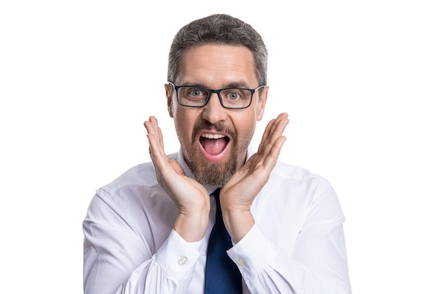Homem surpreso gritando na foto de fundo do homem gritando em óculos