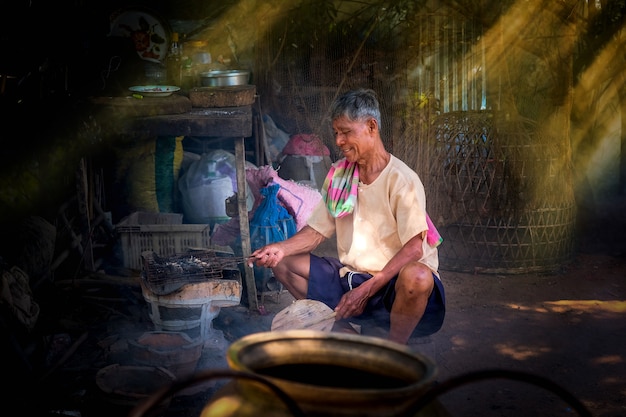 Homem tailandês com o modo de vida de manhã.