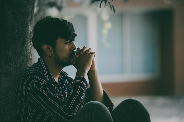 Homem tailandês inteligente muito triste por amor não correspondidorepensar o estilo vintage tom escuro Triste homem bonito infeliz coração partido Dor desagradávelTailândia