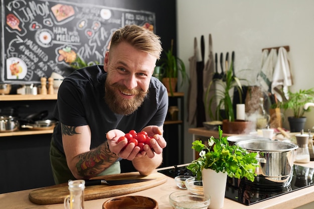 Homem tatuado com tomate cereja