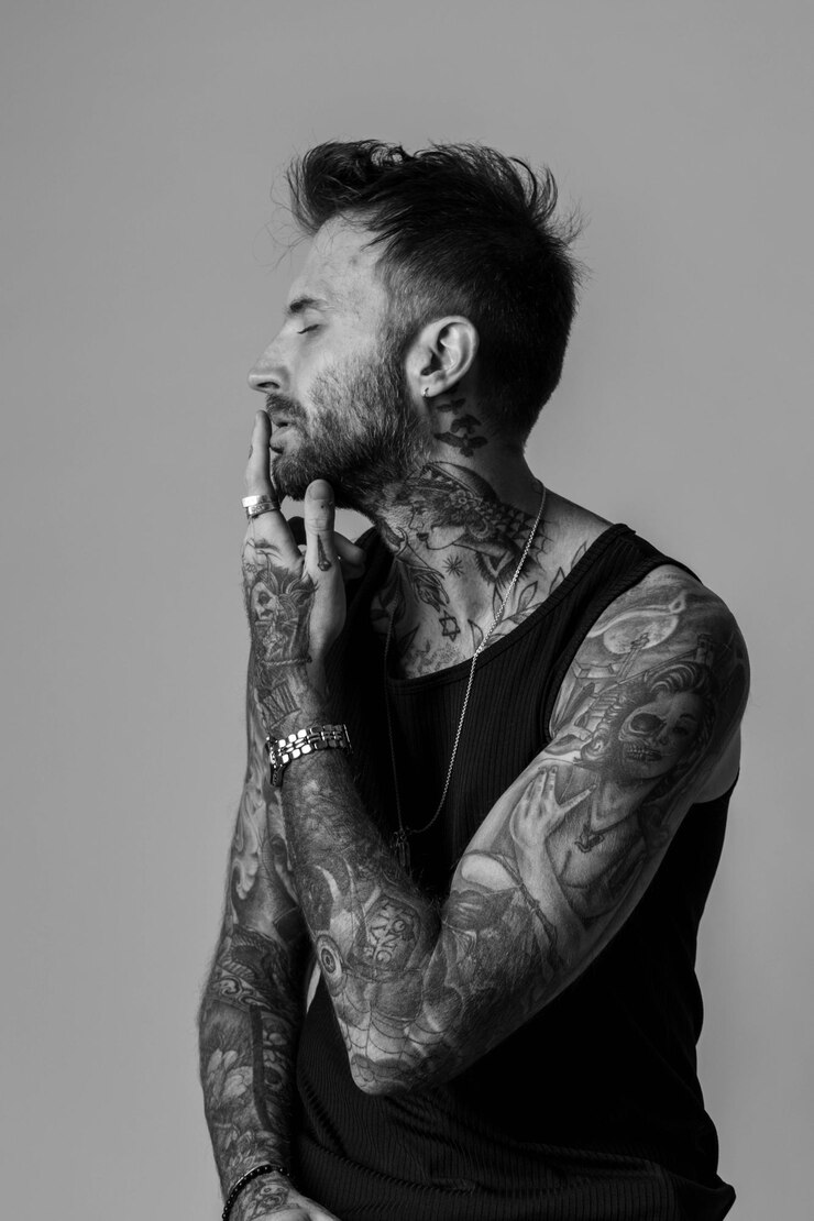Foto homem tatuado estilo homem tatuado estiloso moda moda barba barba