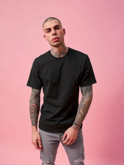 Homem tatuado vestindo camisa preta de manga curta e calças de ganga cinzentas isoladas em fundo simples