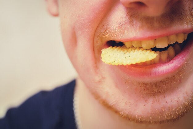 homem tem fichas nos dentes.