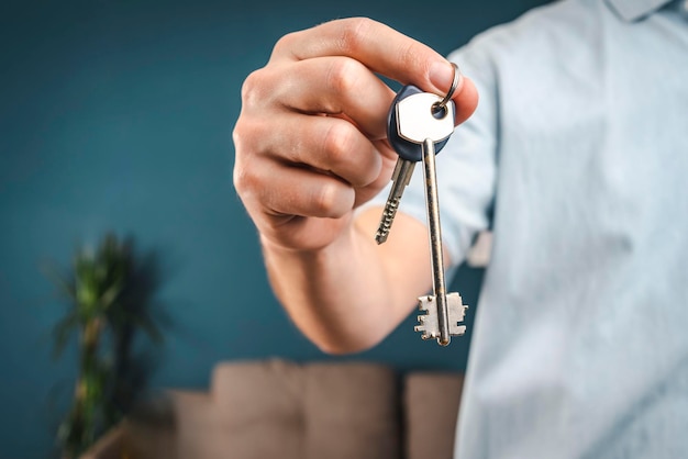 Homem tem uma chave de casa na mão a chave da nova casa