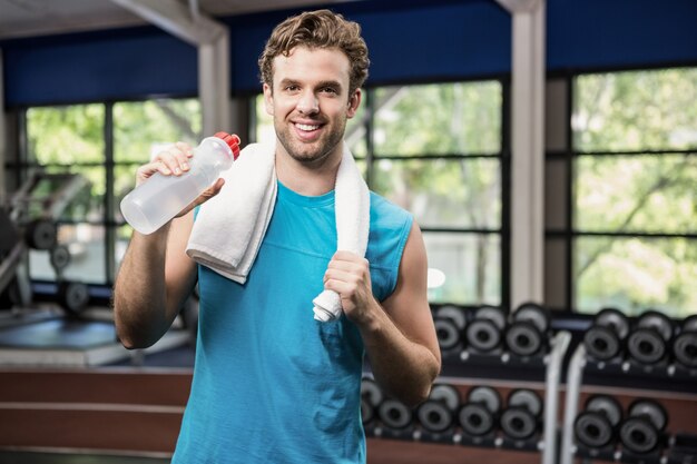 Homem tendo água após treino