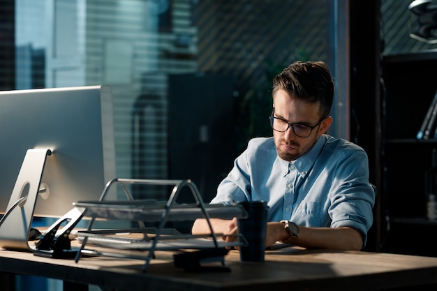 Homem tendo overhours no escritório