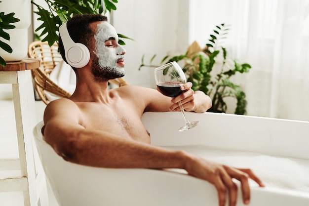 Homem tendo procedimento de spa no banheiro