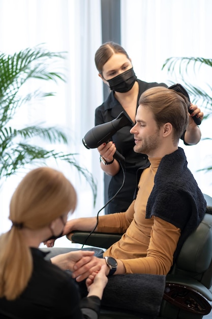 Homem tendo procedimentos de beleza no salão de beleza