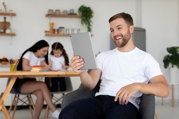 Foto homem tendo uma videochamada com sua família