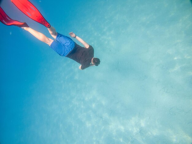 Homem tirando foto de selfie debaixo d'água em máscara de mergulho férias no mar de verão