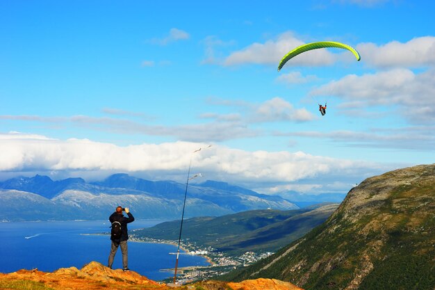 Homem tirando foto do fundo hd do panfleto de pipa da Noruega