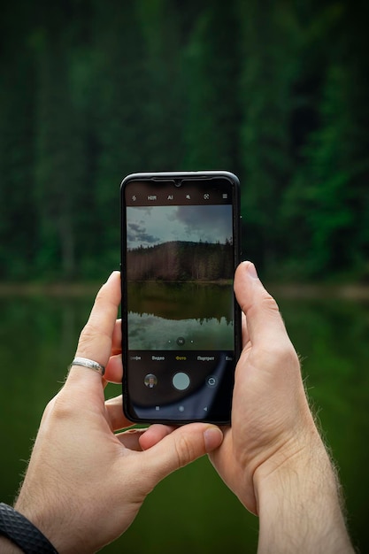 Homem tirando foto no telefone