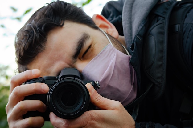 Foto homem tirando fotos da natureza