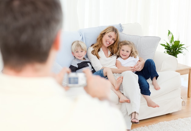 Homem tirando uma foto de sua família