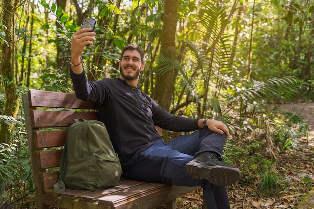 Homem tirando uma selfie na natureza