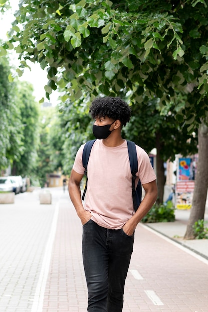 Foto homem tiro médio caminhando com máscara