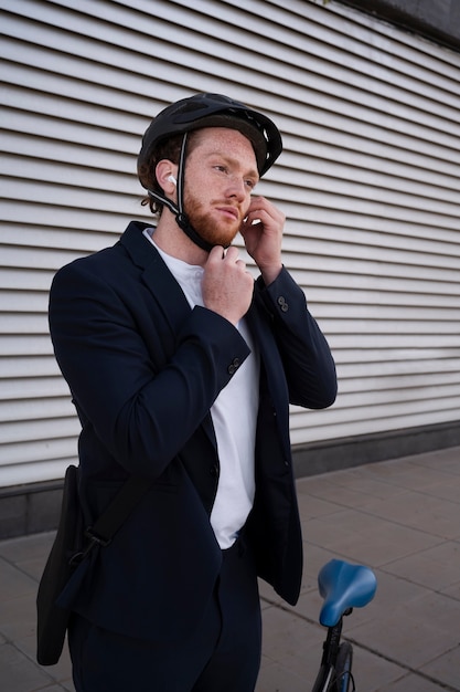 Foto homem tiro médio colocando capacete