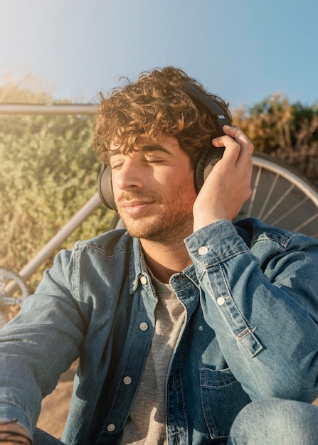 Homem tiro médio com fones de ouvido