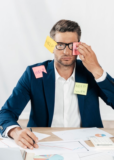 Foto homem tiro médio com notas de post-it