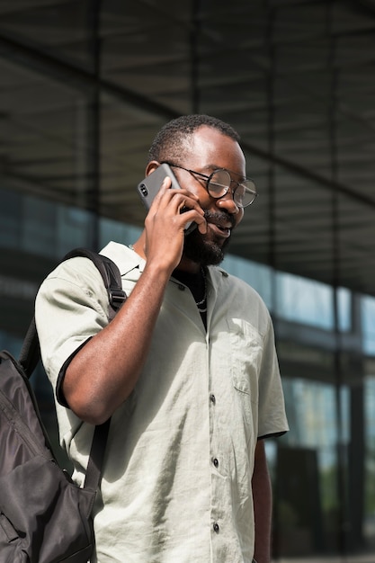 Foto homem tiro médio falando ao telefone