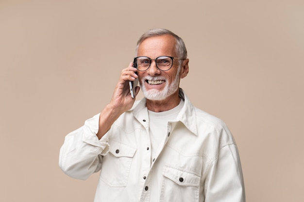 Homem tiro médio falando ao telefone