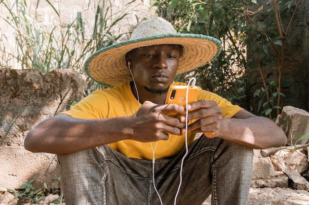 Foto homem tiro médio ouvindo música