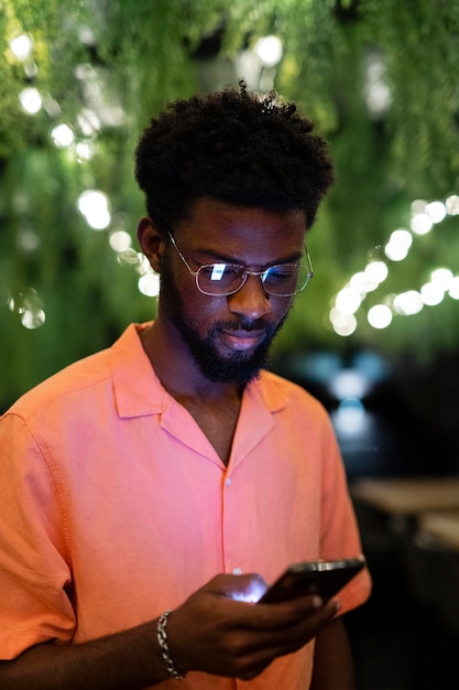 Foto homem tiro médio segurando smartphone