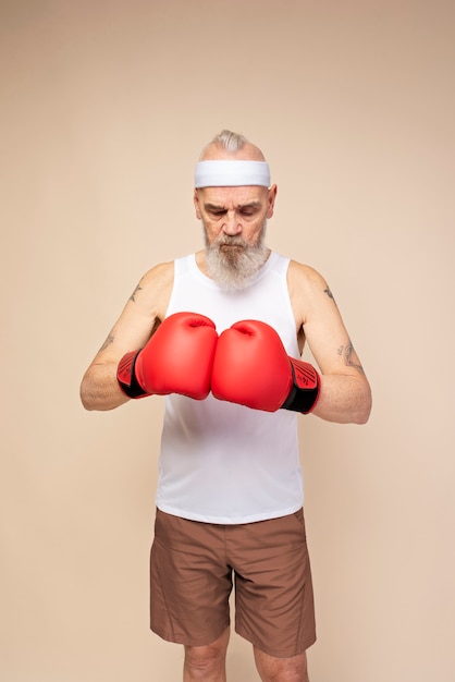 Homem tiro médio usando luvas de boxe