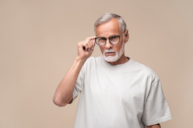 Homem tiro médio usando óculos escuros