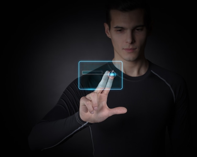 Foto homem tocando a tela futurista com dados abstratos, inovação e conceito futuro
