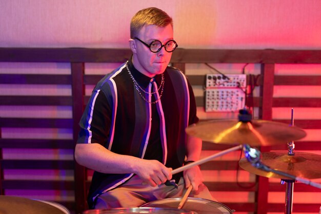 Homem tocando bateria durante apresentação em um evento local