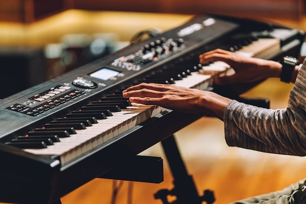 Homem, tocando, eletrônico musical, teclado, sintetizador