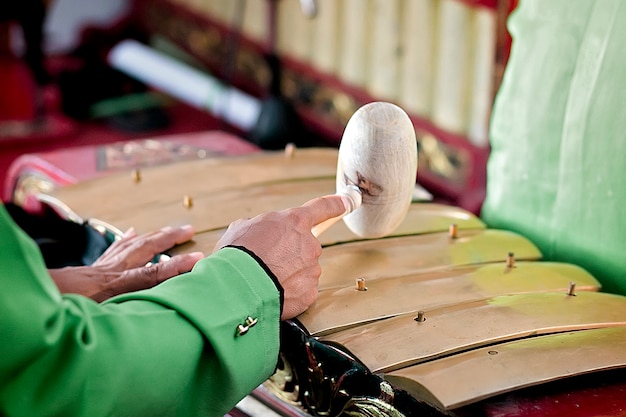 Foto homem, tocando, gamelan