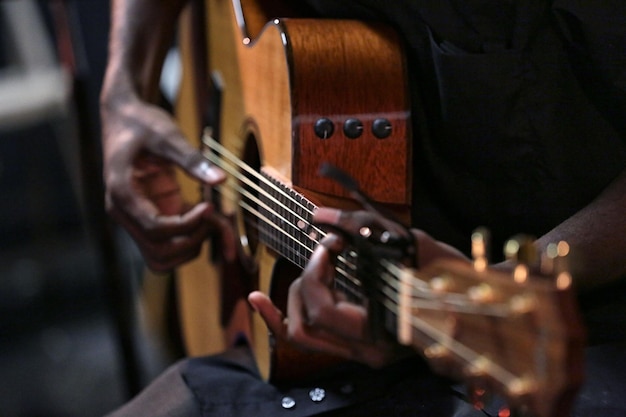 Homem tocando guitarra clássica para curar tudo com música em close-up